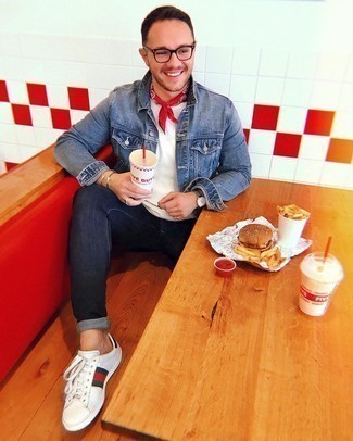 С чем носить красную бандану с "огурцами" мужчине