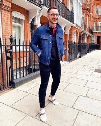 С чем носить красную бандану с "огурцами" мужчине