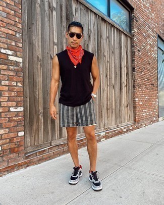 С чем носить красную бандану с "огурцами" мужчине