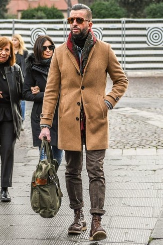 С чем носить красный хлопковый шарф с "огурцами" мужчине