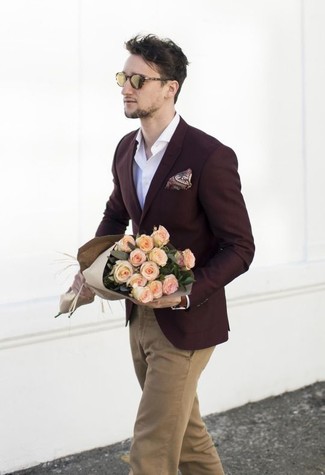 С чем носить красный нагрудный платок с "огурцами"