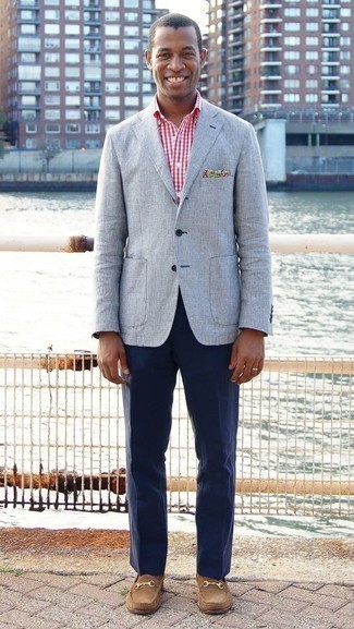 С чем носить красный нагрудный платок с "огурцами"