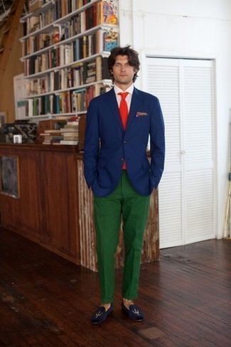 С чем носить красный нагрудный платок с "огурцами"