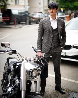 С чем носить красный нагрудный платок с "огурцами"