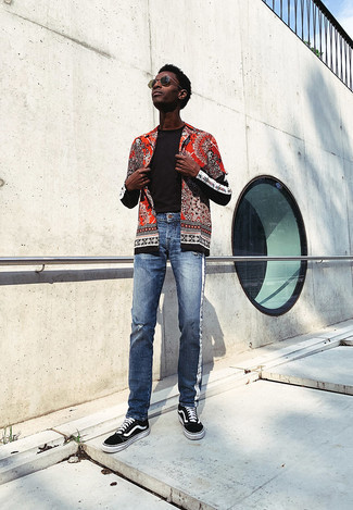 С чем носить красную рубашку с "огурцами" мужчине