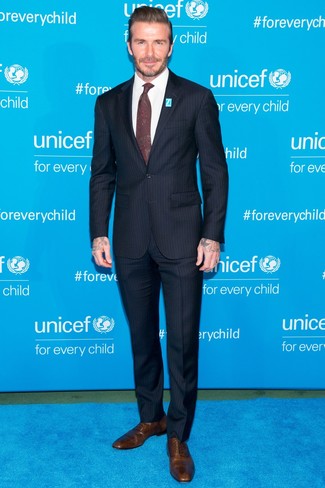 С чем носить красный галстук с "огурцами" мужчине