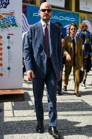 С чем носить красный галстук с "огурцами" мужчине