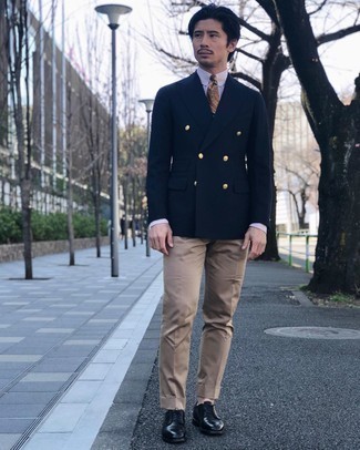 С чем носить красный галстук с "огурцами" мужчине