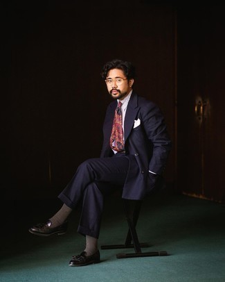 С чем носить красный галстук с "огурцами" мужчине