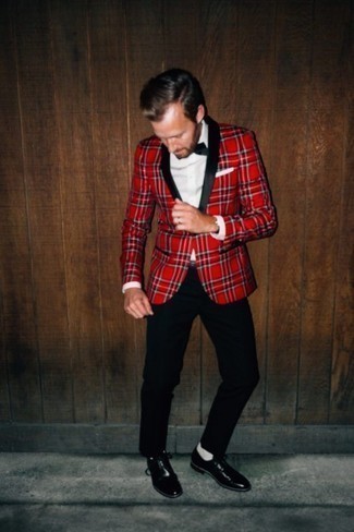Как носить красный пиджак в шотландскую клетку с черными брюками чинос