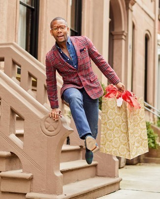 Как носить красный пиджак в шотландскую клетку с темно-синими джинсами мужчине