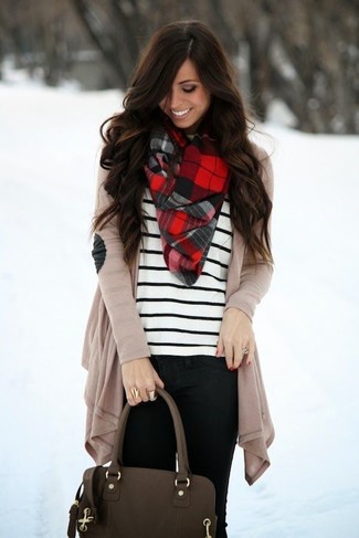 С чем носить красный шарф в шотландскую клетку женщине
