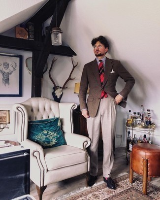 С чем носить красный галстук в шотландскую клетку мужчине