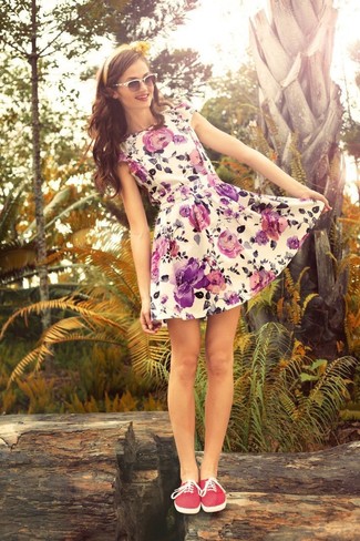 С чем носить красные низкие кеды в горошек женщине