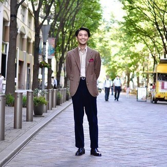 С чем носить красный нагрудный платок в горошек