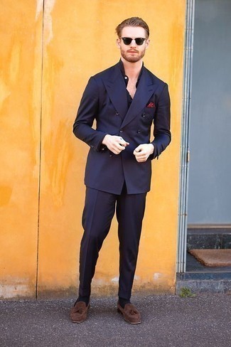 С чем носить красный нагрудный платок в горошек