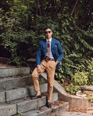 С чем носить красный нагрудный платок в горошек