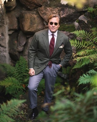 С чем носить красный галстук в горошек мужчине