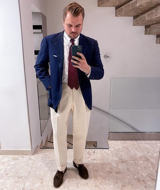 С чем носить красный галстук в горошек мужчине