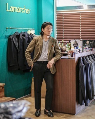 Как носить красную футболку-поло с черными кожаными лоферами мужчине