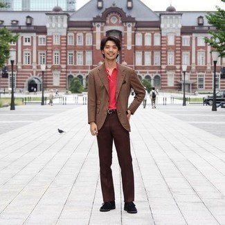 Как носить красную футболку-поло с черными замшевыми ботинками дезертами