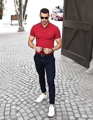 Как носить красную футболку-поло с синими брюками чинос