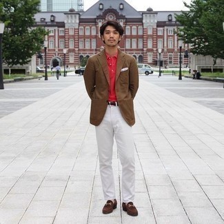 Как носить красную футболку-поло с коричневым пиджаком мужчине