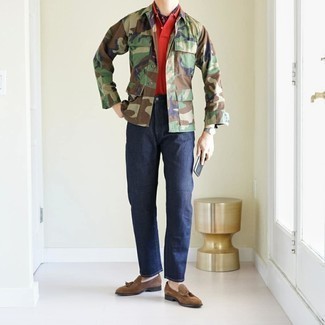 Как носить красную футболку-поло с коричневыми замшевыми лоферами мужчине