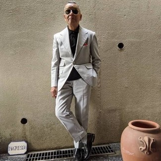 Как носить красную футболку-поло с серым костюмом