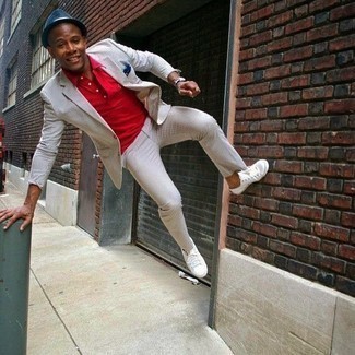 Как носить красную футболку-поло с серым костюмом