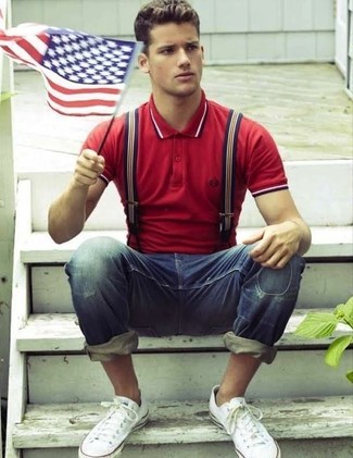 Какие джинсы носить с красной футболкой-поло мужчине