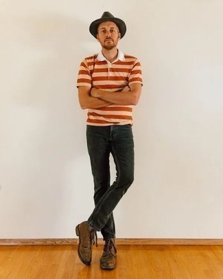 Какие джинсы носить с красной футболкой-поло мужчине