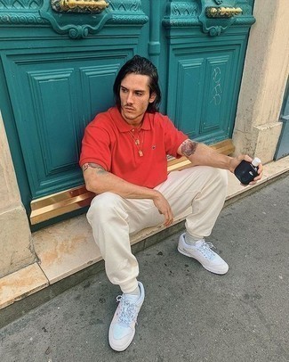 Какие низкие кеды носить с красной футболкой-поло мужчине