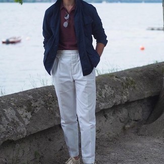 Какие низкие кеды носить с красной футболкой-поло мужчине