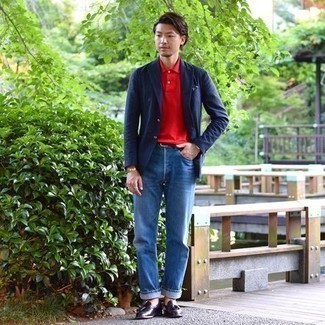 Как носить красную футболку-поло с темно-синим пиджаком мужчине