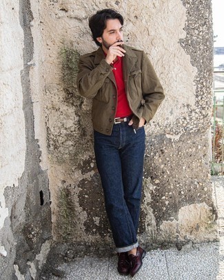 Какие куртки-рубашки носить с красной футболкой-поло мужчине