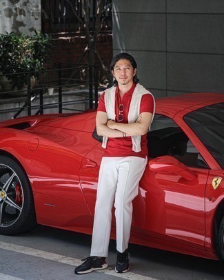 Как носить красную футболку-поло с белыми брюками чинос