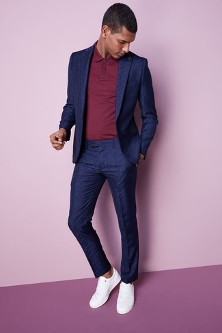 Как носить красную футболку-поло с белыми низкими кедами мужчине