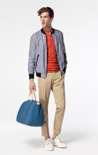 Как носить красную футболку-поло с белыми низкими кедами мужчине