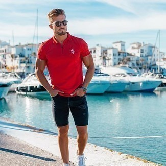 Как носить красную футболку-поло с белыми низкими кедами мужчине