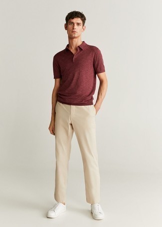 Как носить красную футболку-поло с белыми низкими кедами мужчине