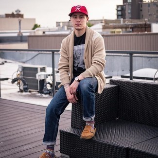 С чем носить красную бейсболку с принтом мужчине