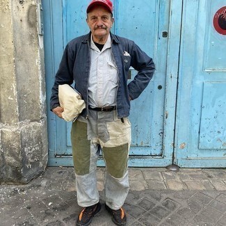 С чем носить красную бейсболку с принтом мужчине