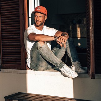 С чем носить красную бейсболку с принтом мужчине