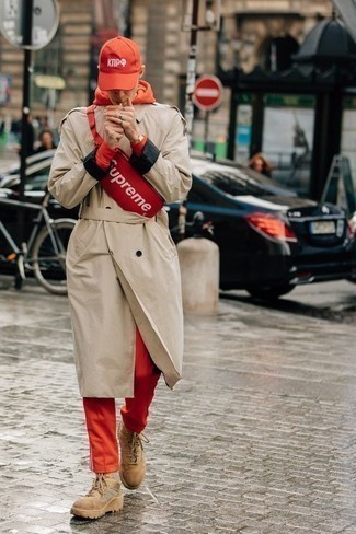 С чем носить красную бейсболку с принтом мужчине