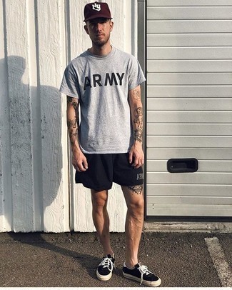 С чем носить красную бейсболку с принтом мужчине