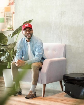 С чем носить красную бейсболку с принтом мужчине