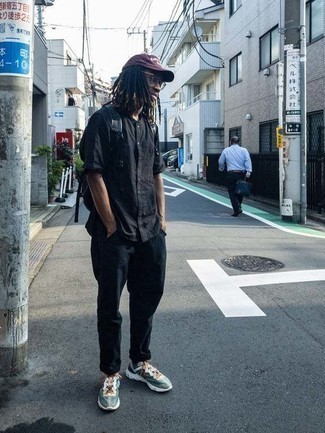 С чем носить красную бейсболку с принтом мужчине