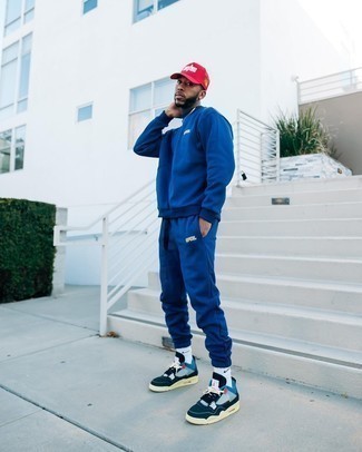 С чем носить красную бейсболку с принтом мужчине