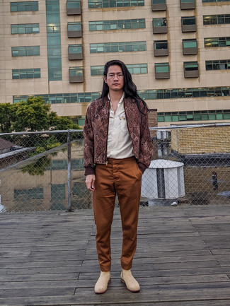 С чем носить красный бомбер с принтом мужчине